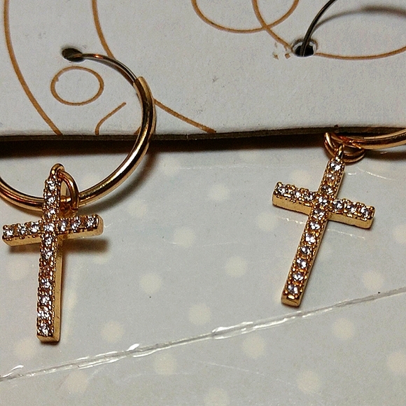 💛 🆕 Urban Outfitters Rhinestone Cross Earrings 18k Gold Plated NWT - Picture 1 of 15